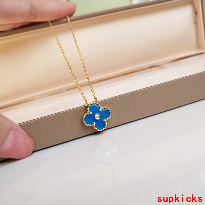 Full view of Van Cleef & Arpels unisex jewelry piece