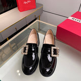 Three-quarter angle view of Roger Vivier luxury piece style No.053