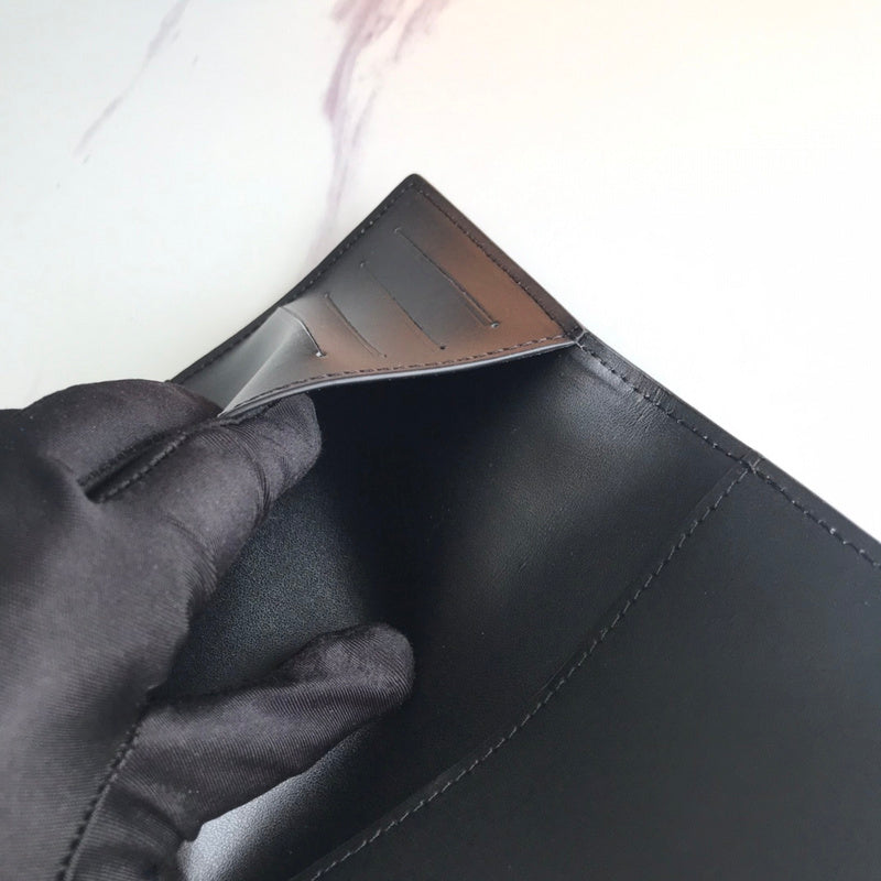 Side profile of signature premium women's handbag – women's designer-style accessory