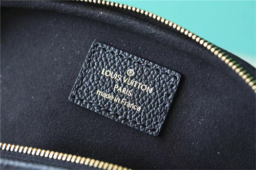 shoulder bag close-up of hardware and finish 17