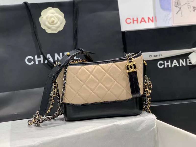 Zivas Charm Modern Minimalist Look Luxury Handbag (Timeless Wardrobe Addition) – Close-Up Detail