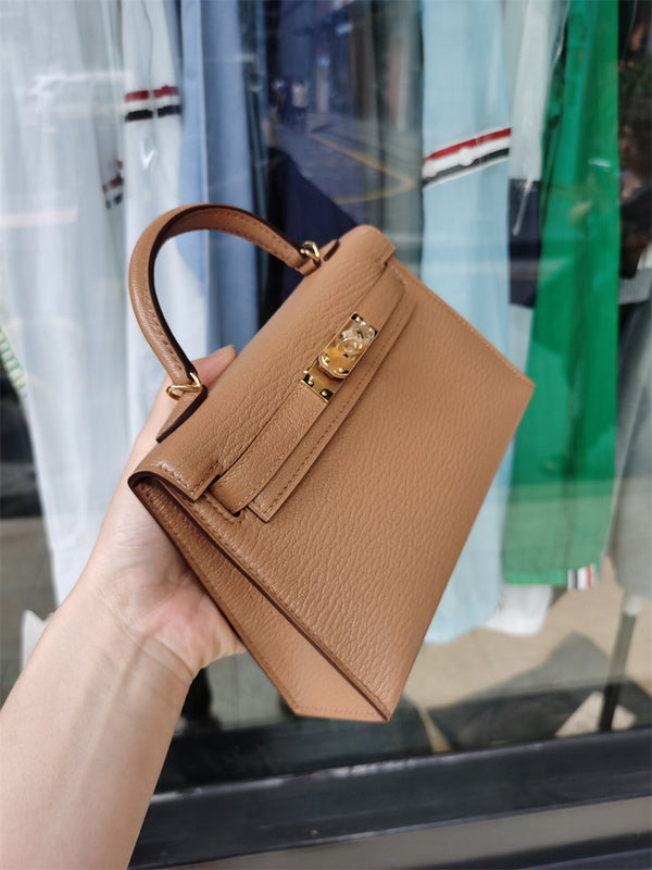  versatile structured bag detail view showing craftsmanship 14