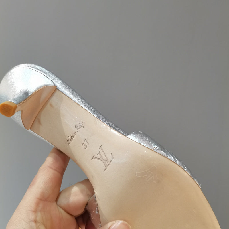 Louis Vuitton Camel Chelsea Boots - Toe Detail View