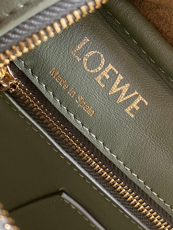 Ziva's Charm handbag – close-up view (20cm*11cm*18cm)