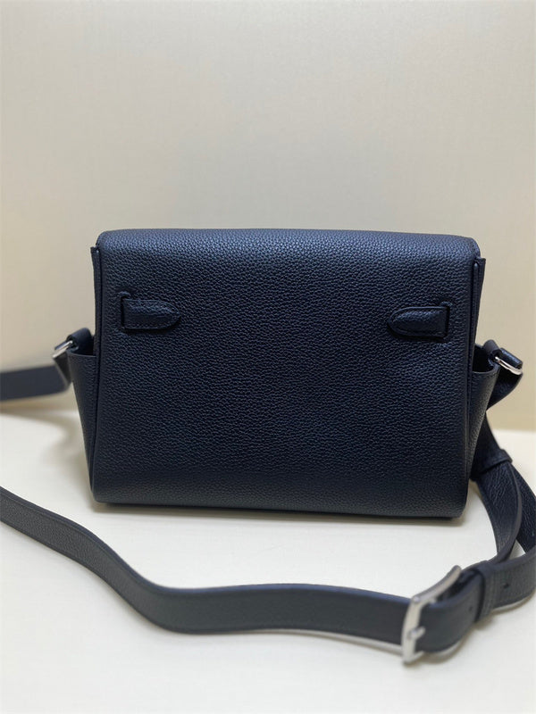  shoulder bag interior and compartment view