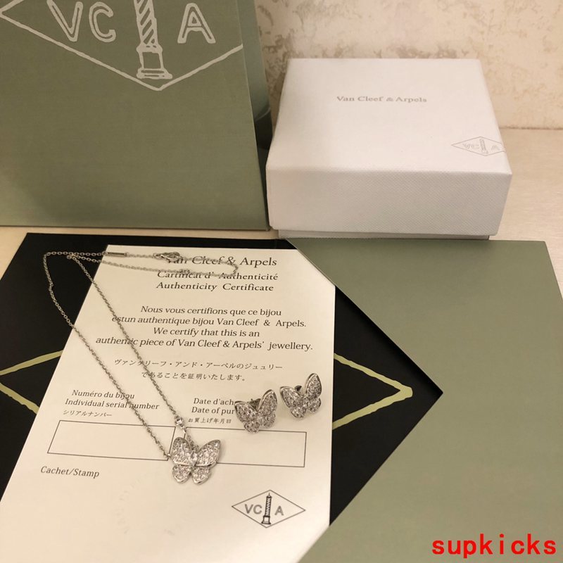 Full view of Van Cleef & Arpels unisex jewelry piece