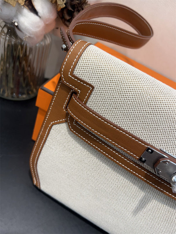  essential tote bag detail view showing craftsmanship 8