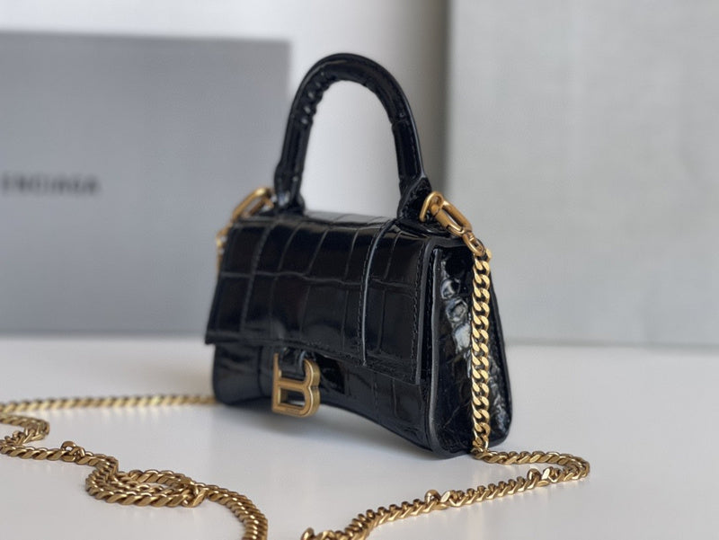 Zivas Charm Modern Minimalist Look Statement Handbag (Considered Detail & Form) – Styled Look