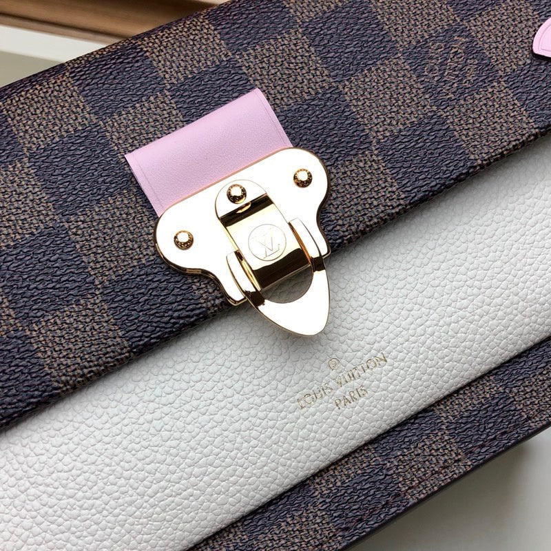 Handle and strap detail of classic premium women's handbag – women's everyday handbag