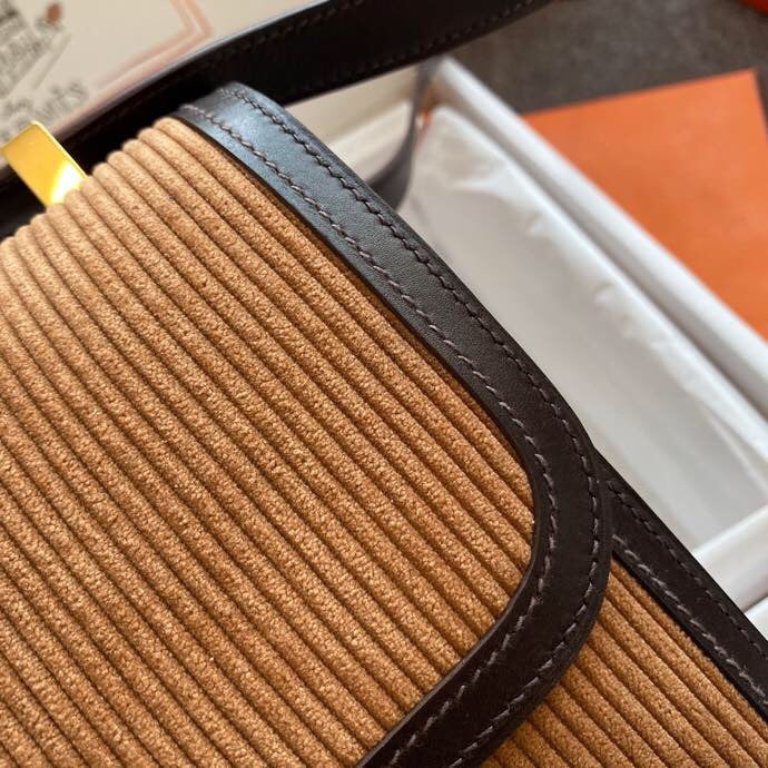  Classic shoulder bag carried on shoulder