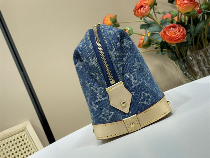  crossbody bag interior and compartment view