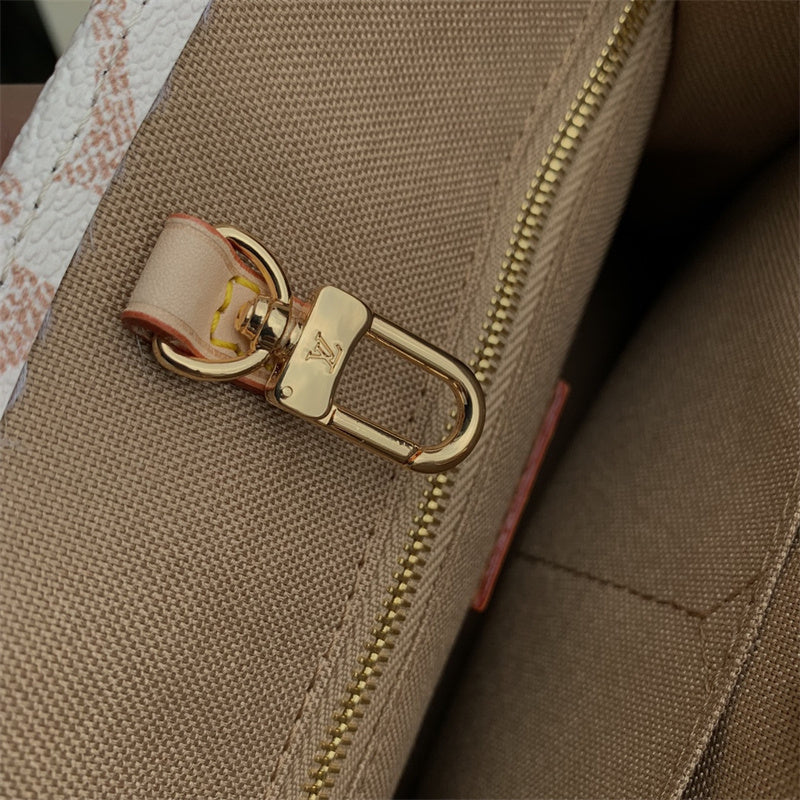  streamlined everyday bag detail view showing craftsmanship 8