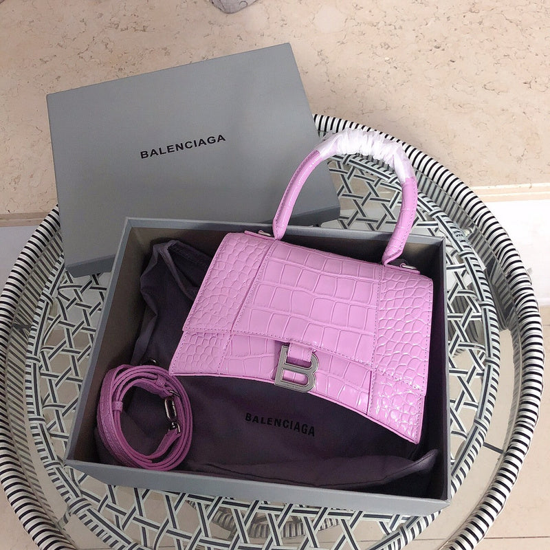 Side profile of statement modern women's handbag – women's luxury accessory