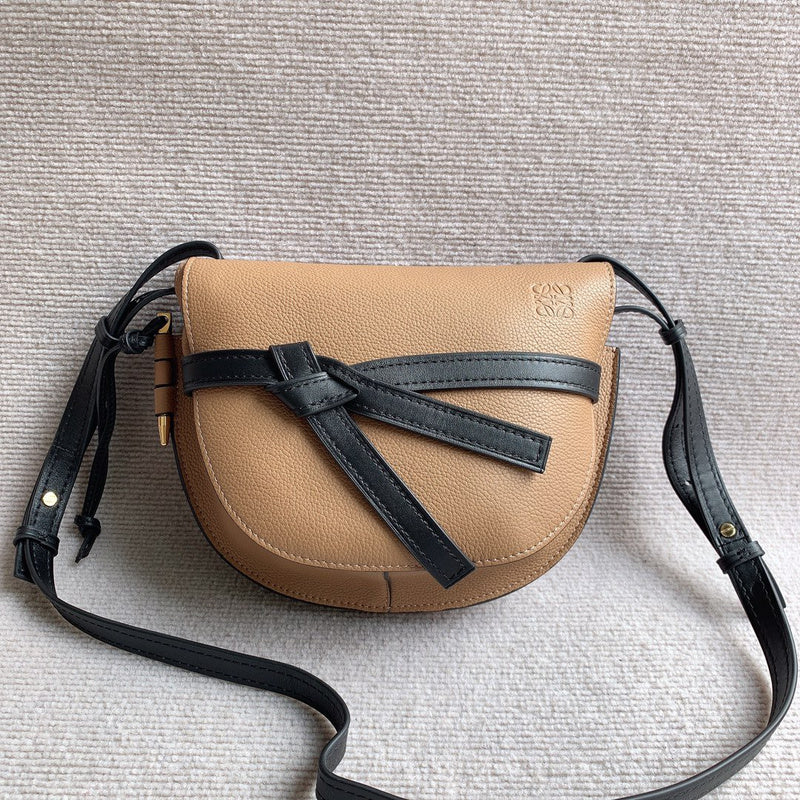 Ziva's Charm handbag – detail view (25cm*18cm*12cm)