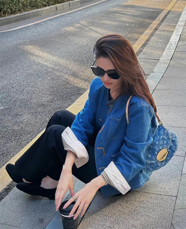 Versatile shoulder bag carried on shoulder 10
