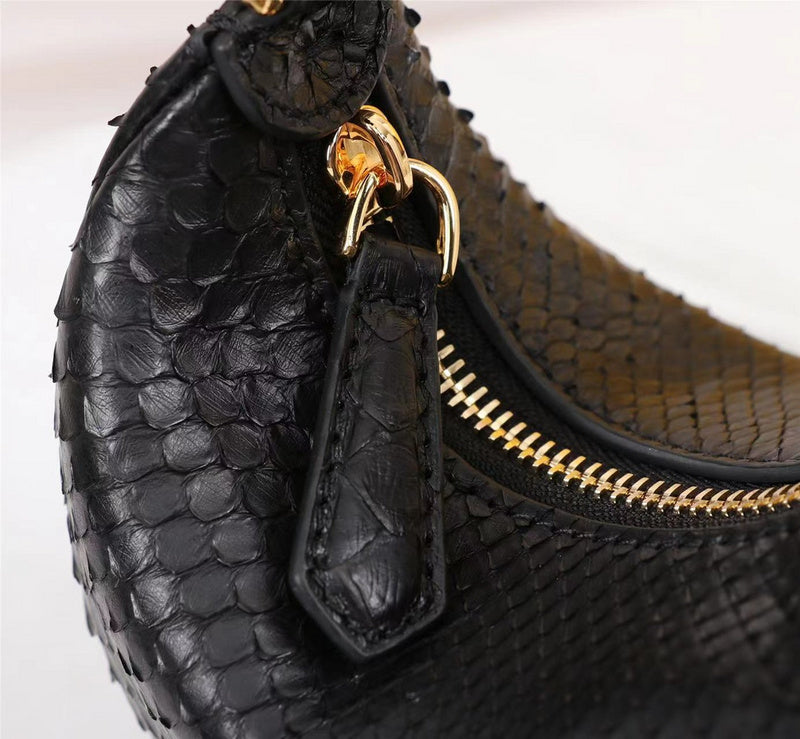 Ziva's Charm handbag – close-up view (Standard Size)