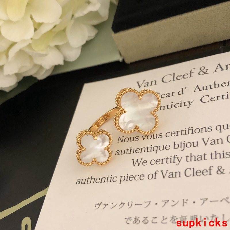 Angled view of Van Cleef & Arpels unisex jewelry piece