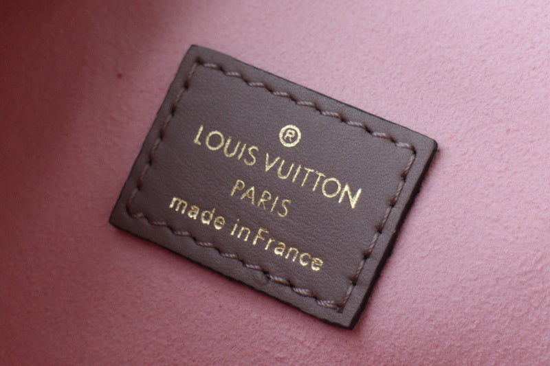 Close-up detail of everyday-luxe modern women's handbag – women's premium purse