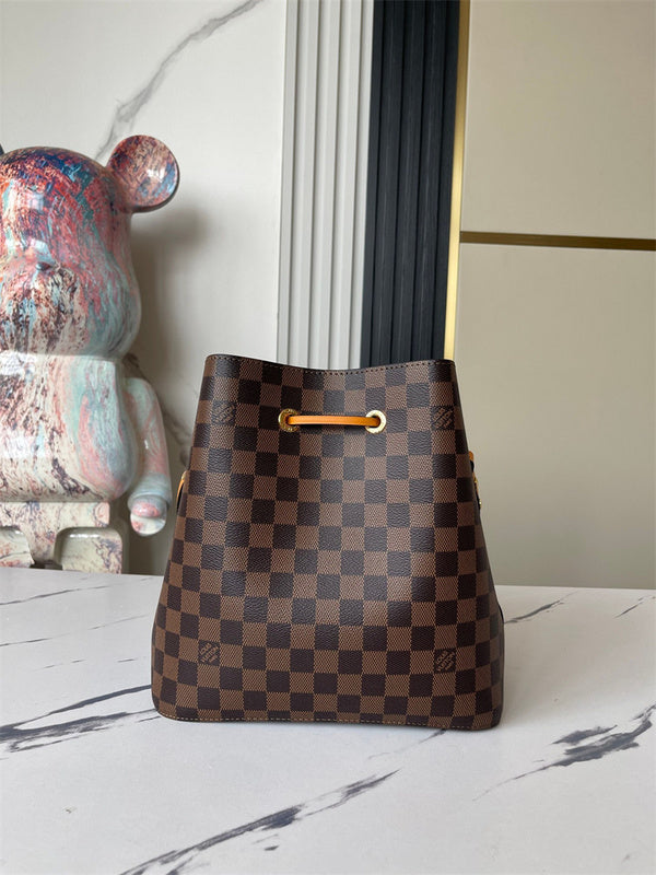  sleek carryall bag styled with outfit