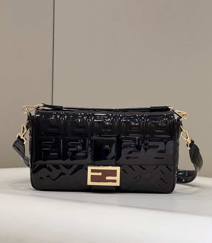 Ziva's Charm handbag – close-up view (Standard Size)