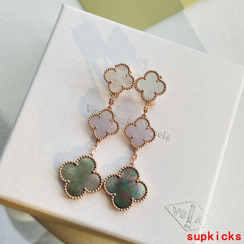 Full view of Van Cleef & Arpels unisex jewelry piece