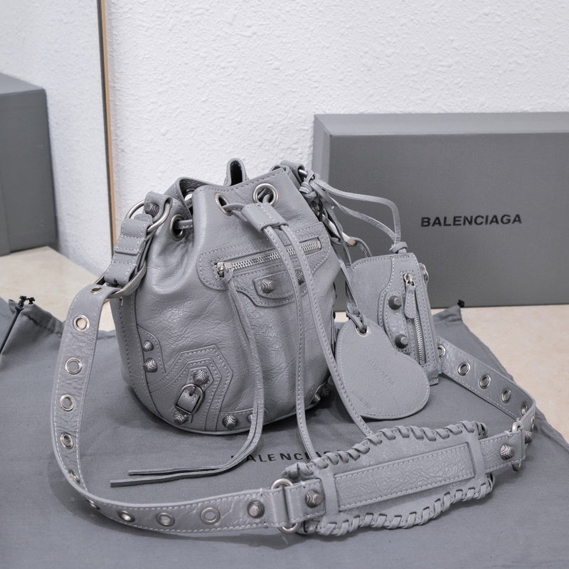 Zivas Charm Contemporary Flair Statement Handbag (Timeless Wardrobe Addition) – Interior View 9