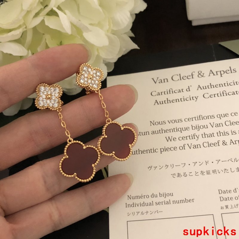 Front view of Van Cleef & Arpels unisex jewelry piece