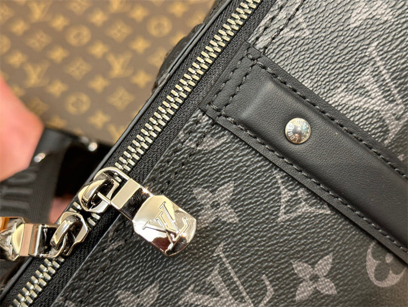  everyday bag close-up of hardware and finish