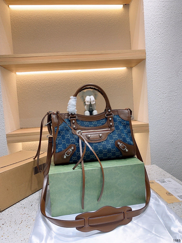 Ziva's Charm handbag – close-up view (one versatile size)
