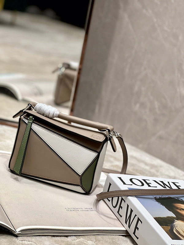 Ziva's Charm handbag – close-up view (18cm*12.5cm*8cm)