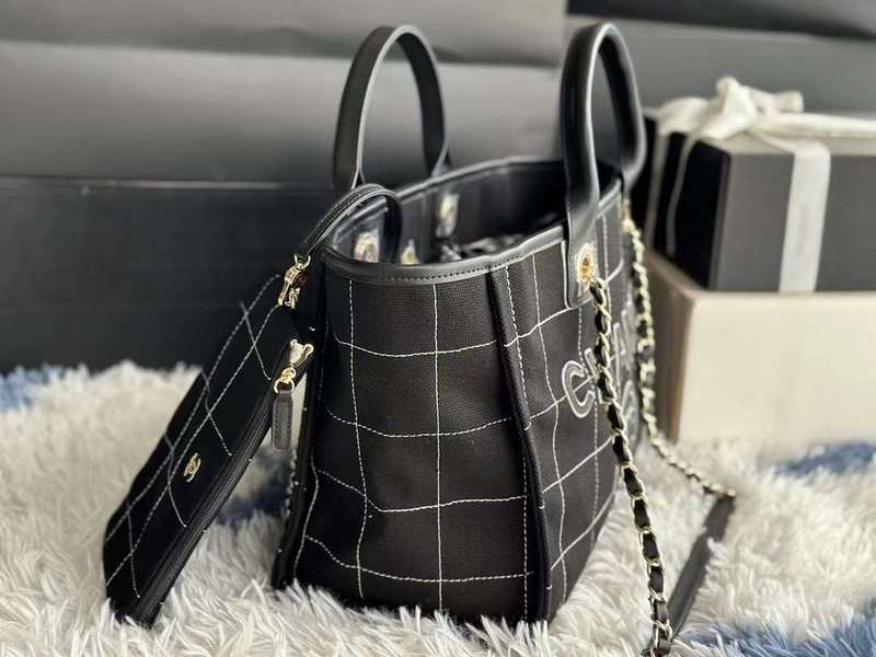 Zivas Charm Timeless Appeal Luxury Handbag (Elevated Accessory Essential) – Close-Up Detail