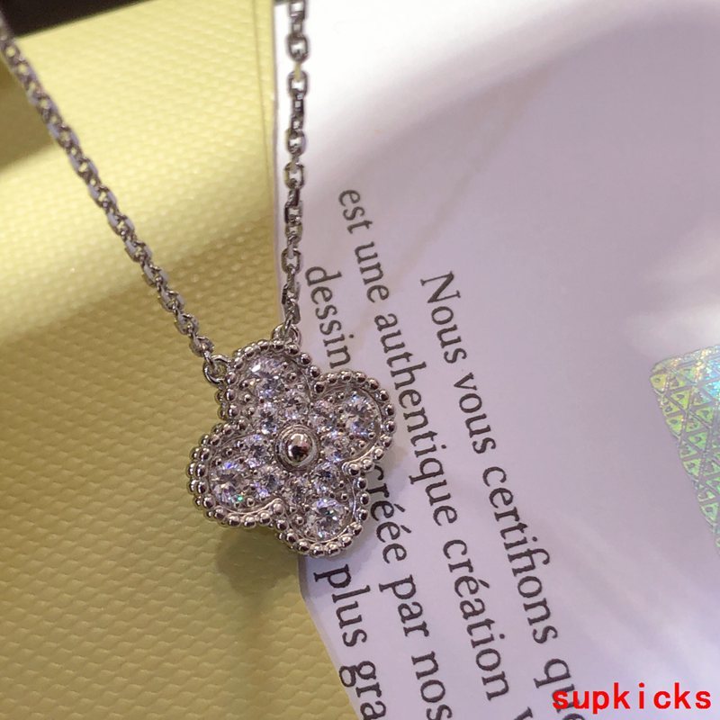 Angled view of Van Cleef & Arpels unisex jewelry piece