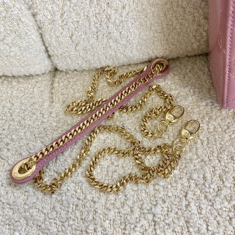 Handle and strap detail of elevated chic women's handbag – women's everyday handbag