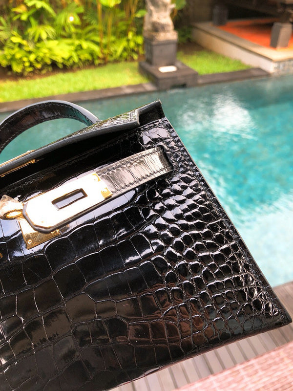  Understated shoulder bag carried on shoulder