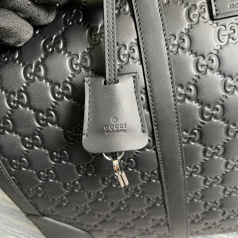 Side profile of elevated sleek women's handbag – women's luxury accessory