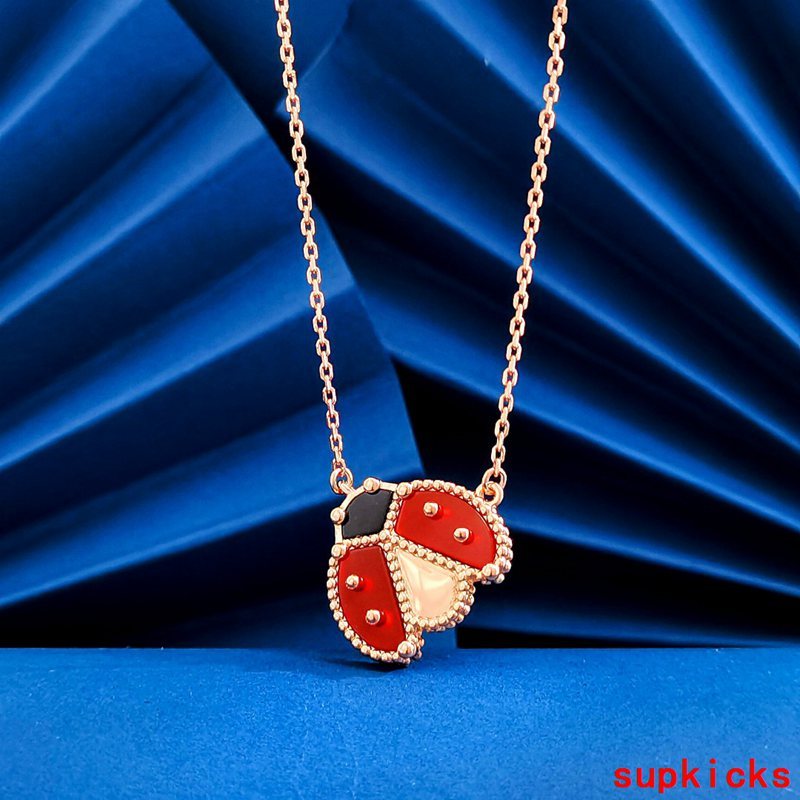 Angled view of Van Cleef & Arpels unisex jewelry piece