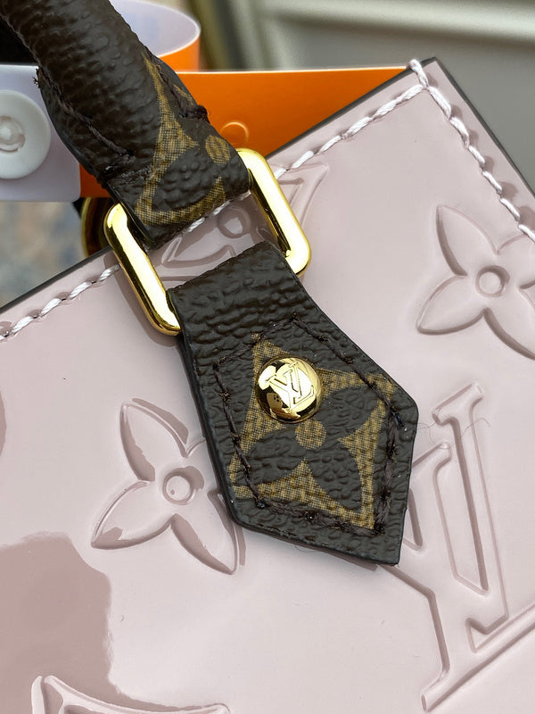 Handle and strap detail of polished chic women's handbag – women's statement bag