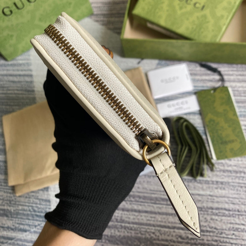 Styled lifestyle shot of refined signature women's handbag – women's everyday handbag