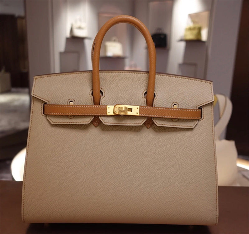  streamlined carryall bag styled with outfit