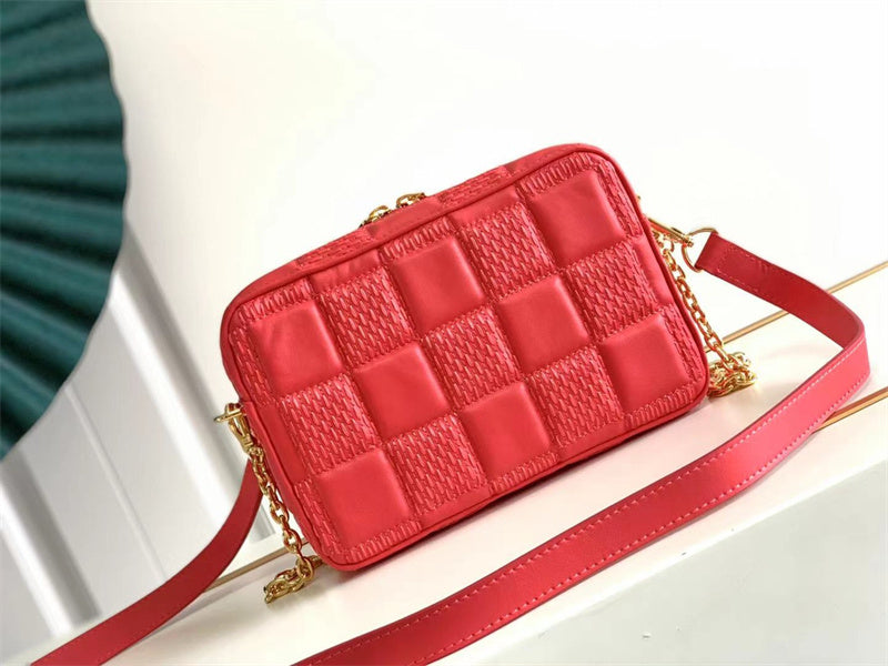  clean-lined everyday bag detail view showing craftsmanship 14