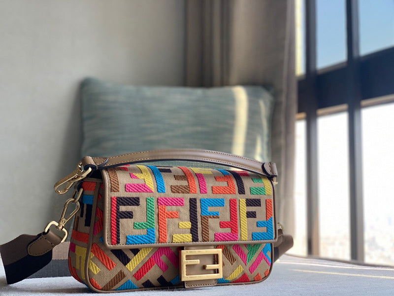 Ziva's Charm handbag – detail view (19cm*10cm*4cm)