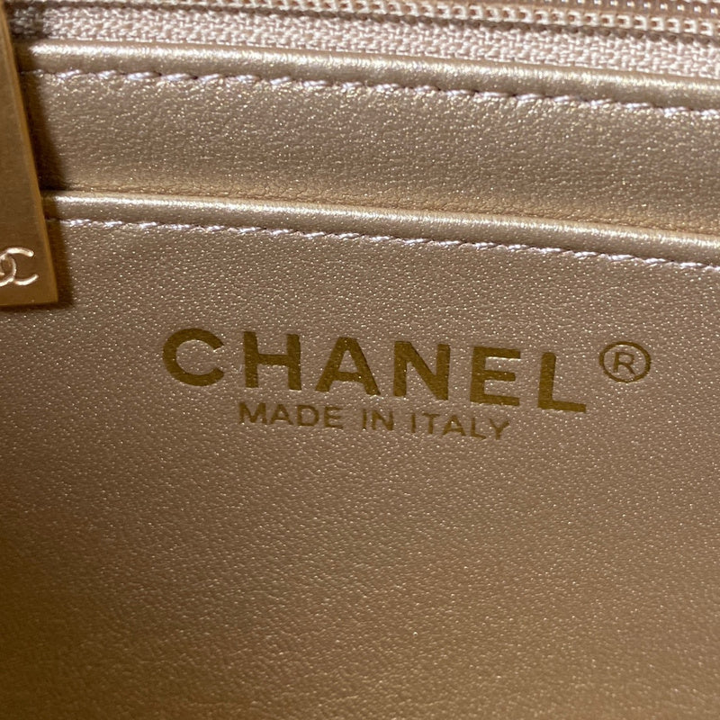  handbag, compact everyday style, image 2