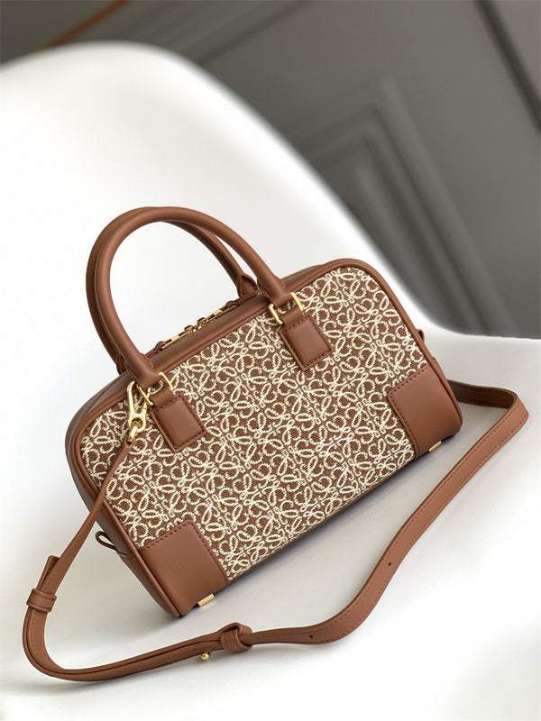  Versatile shopper bag carried on shoulder