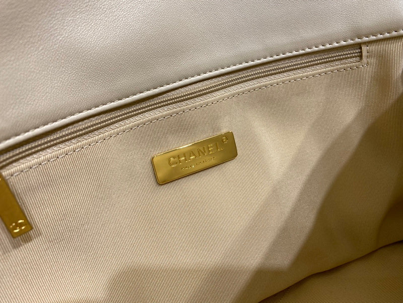 Zivas Charm Understated Luxury Designer Handbag (Structured Everyday Essential) – Close-Up Detail