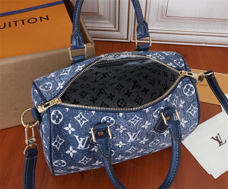  everyday bag interior and compartment view 9