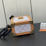  signature shopper bag detail view showing craftsmanship 8