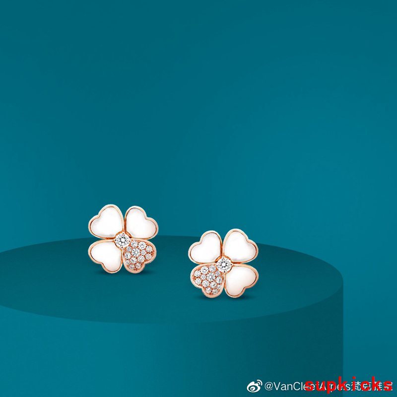 Side view of Van Cleef & Arpels unisex jewelry piece
