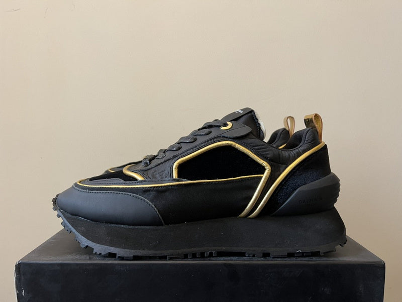 Gucci classic monochrome luxury sneakers view 6 retro runner design
