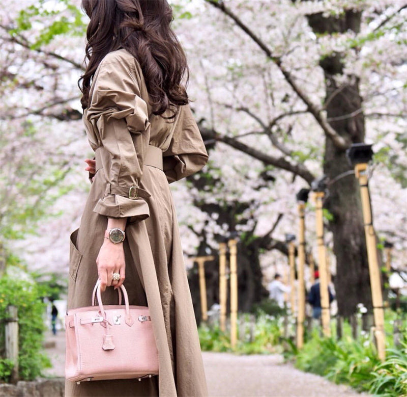  Chic carryall bag carried on shoulder
