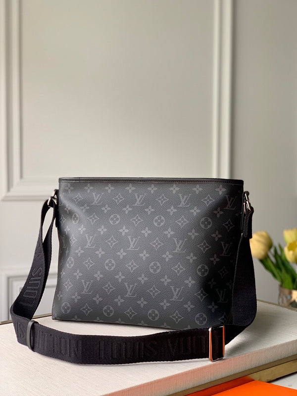 Side profile of everyday-luxe signature women's handbag – women's statement bag